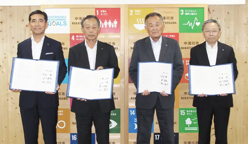 協定を締結した4者。左から4人目が同信金の執行義徳常務理事(7月30日、中津川市役所)