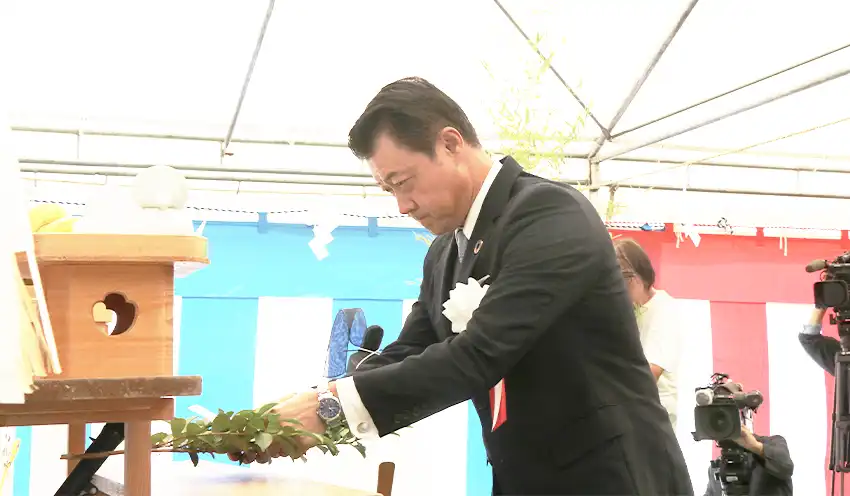 神前に玉串をささげる中澤社長(7月30日、富山市内)