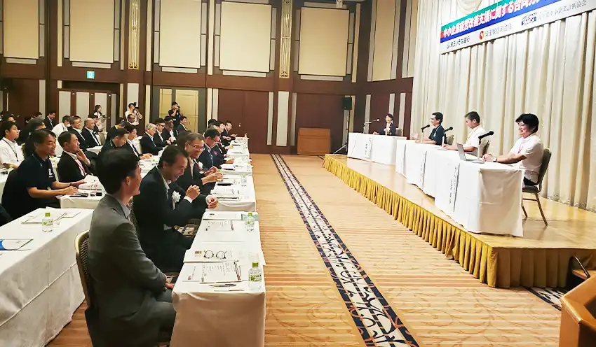 パネリストの議論に耳を傾ける出席者ら（7月30日、ホテルブリランテ武蔵野）