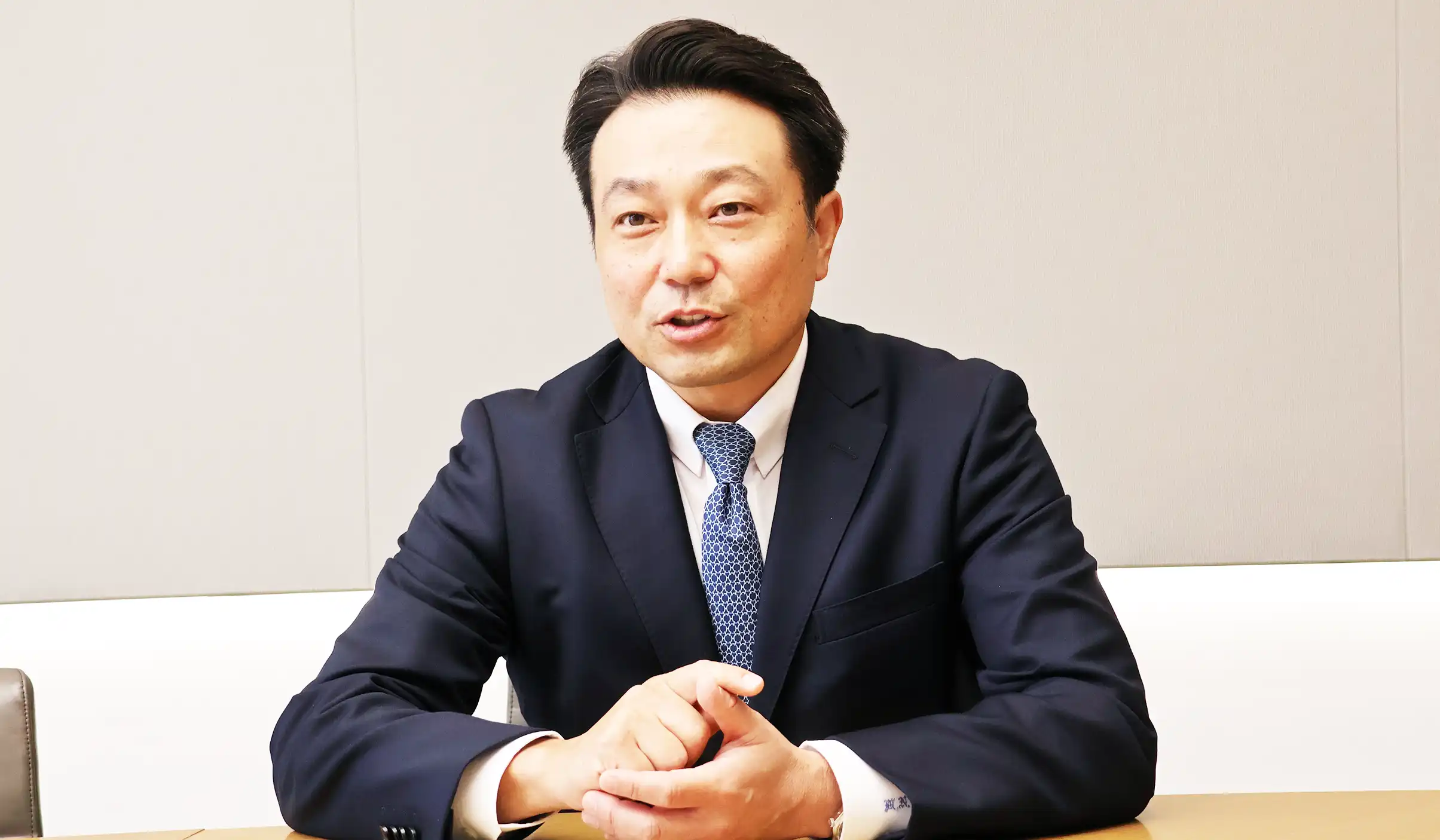 事業方針を語る長廣氏（7月4日、ナティクシス銀東京支店）