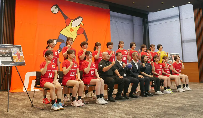 応援への感謝と次のシーズンに向けた決意を示したシラソルの選手たち（下段左から5人目は有木頭取、7月14日、本店）