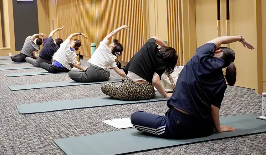 ヨガを体験する参加者（7月15日、半田市）