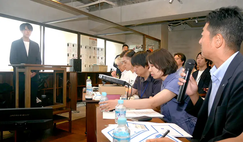 審査委員からアドバイスを受ける起業家（左、7月18日、高松市内）