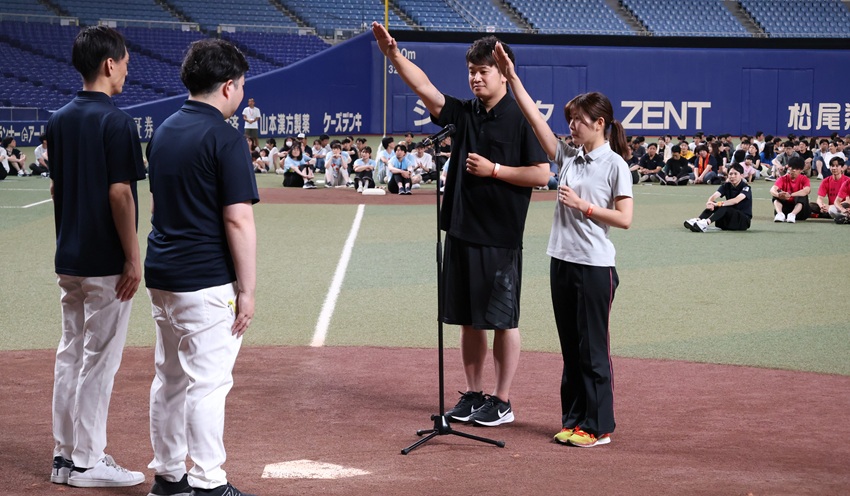 選手宣誓する行員ら(7月26日、バンテリンドームナゴヤ)