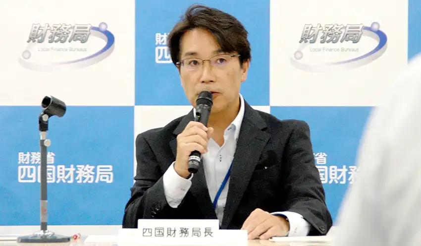 管内の経済情勢について公表する中村局長