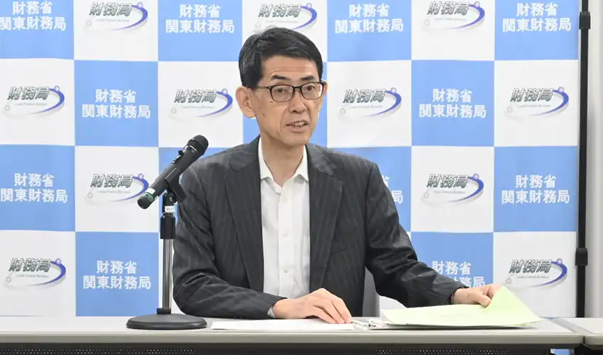 会見する後藤局長(7月28日、関東財務局)