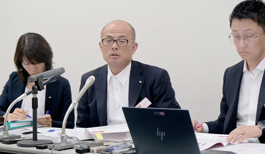 決算会見で話す野村HD・森内CFO（7月29日、東証）