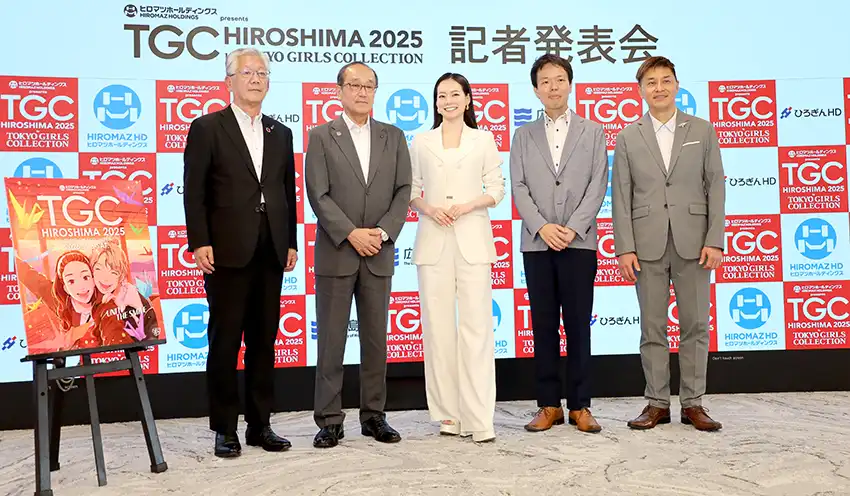 記者発表に参加した部谷社長（左）ら関係者（7月31日、広島市内）