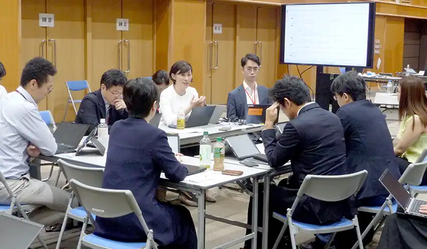 異業種の参加者に事例を共有する行員(7月31日、経済産業省)
