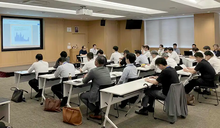 勉強会に参加する高鍋信金と宮崎県信保協の職員(7月25日、高鍋信金本店、宮崎県信保協提供)