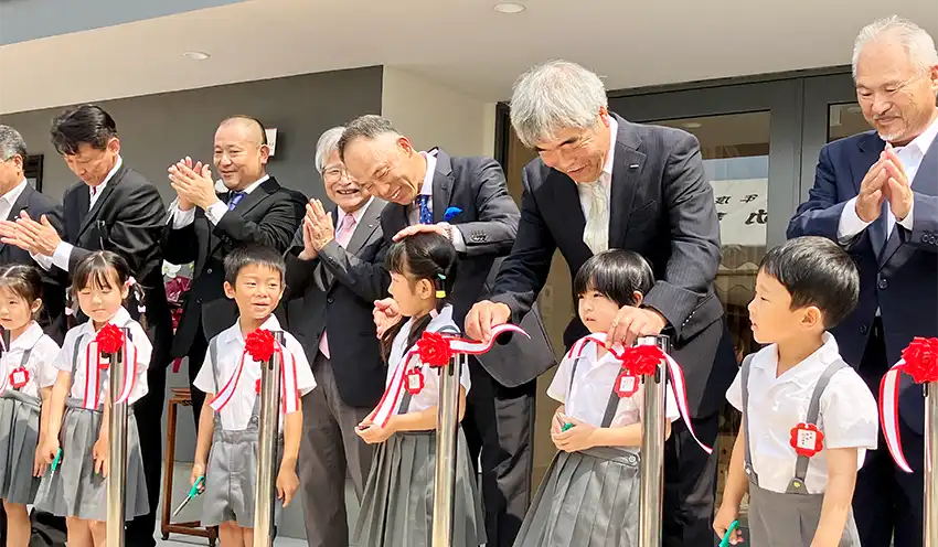 松崎幼稚園の新園舎落成式でテープカットした関係者や園児（７月４日、防府市内）