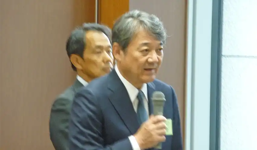 出向者の情報漏えいで謝罪する朝日社長（7月16日、都内）