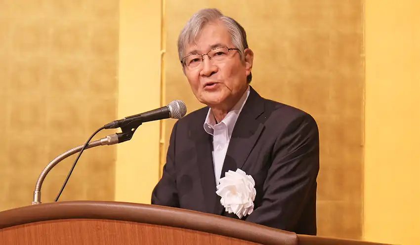 冒頭あいさつで「安心・安全で使いやすい取引環境を提供する」と話す、日証協・日比野会長（7月22日、都内ホテル）