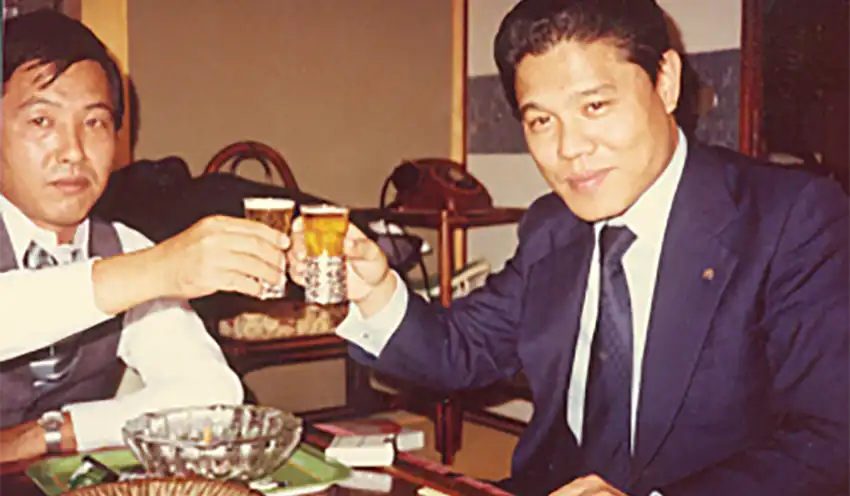 時には、顧客とお酒を酌み交わし関係性を深めた𠮷野氏（本人提供）