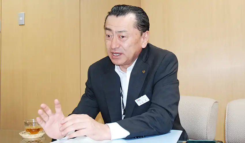 インタビューに応じる金成理事長（7月23日）