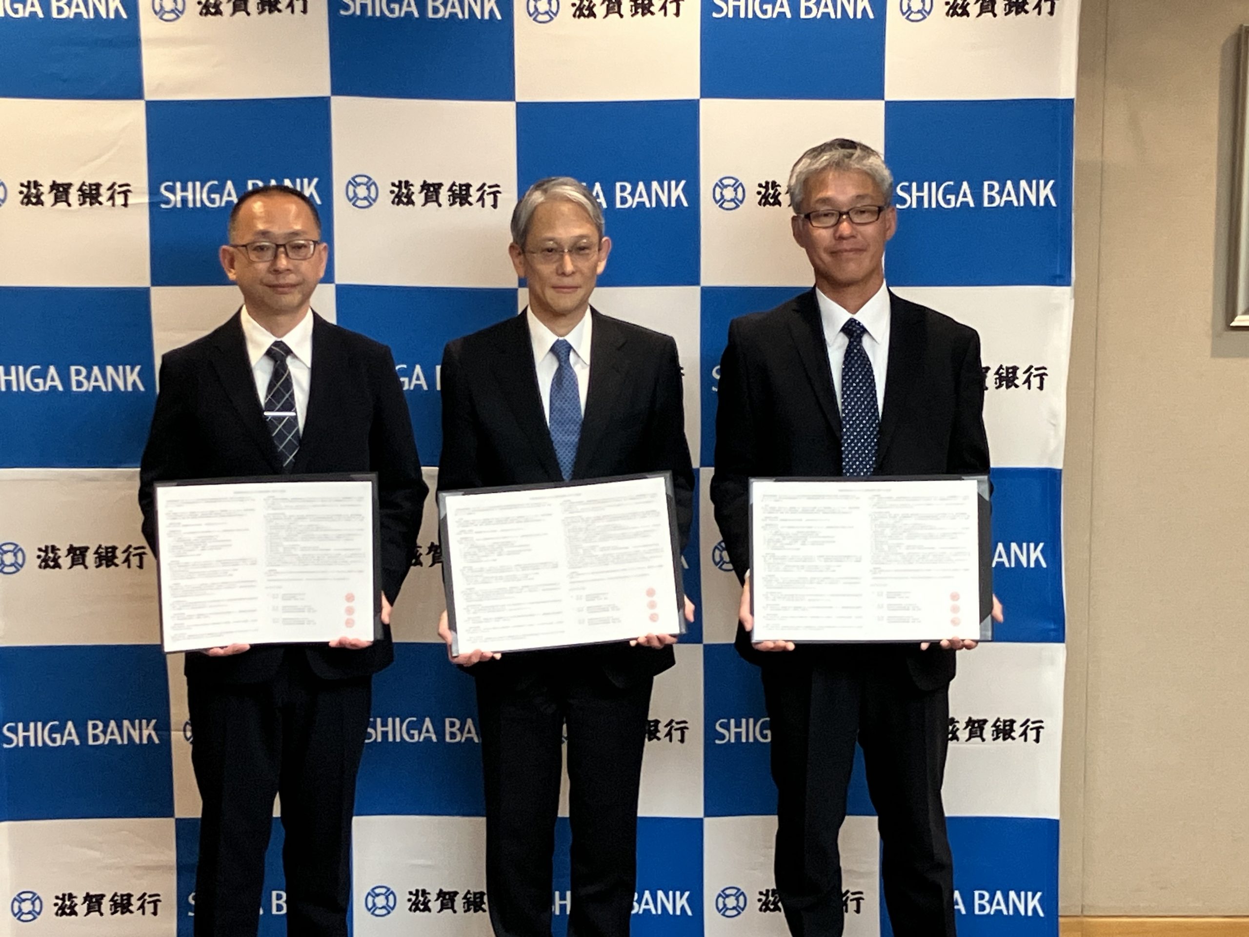 連携を締結した（左から）川瀬政典・日本公庫大津支店長、田中・滋賀銀取締役常務執行役員、富森正喜・日本公庫彦根支店長（7月23日、滋賀銀本店）