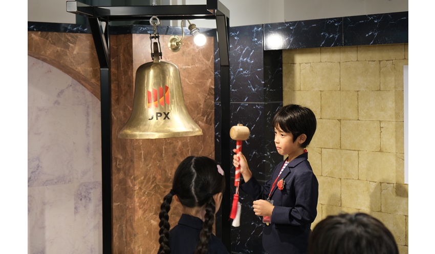 子どもたちは上場を実現し、打鐘した（7月18日、キッザニア東京）