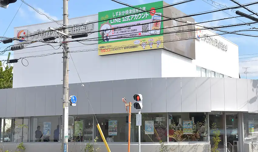 上部のデジタルサイネージが特徴的な店舗外観(7月28日、静岡市)