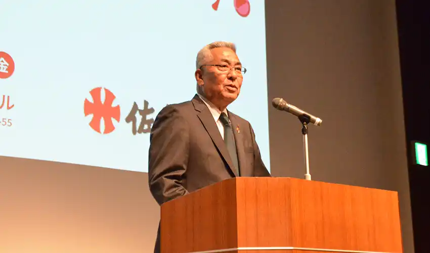 フォーラム冒頭、あいさつする坂井頭取（７月18日、レソラホール）