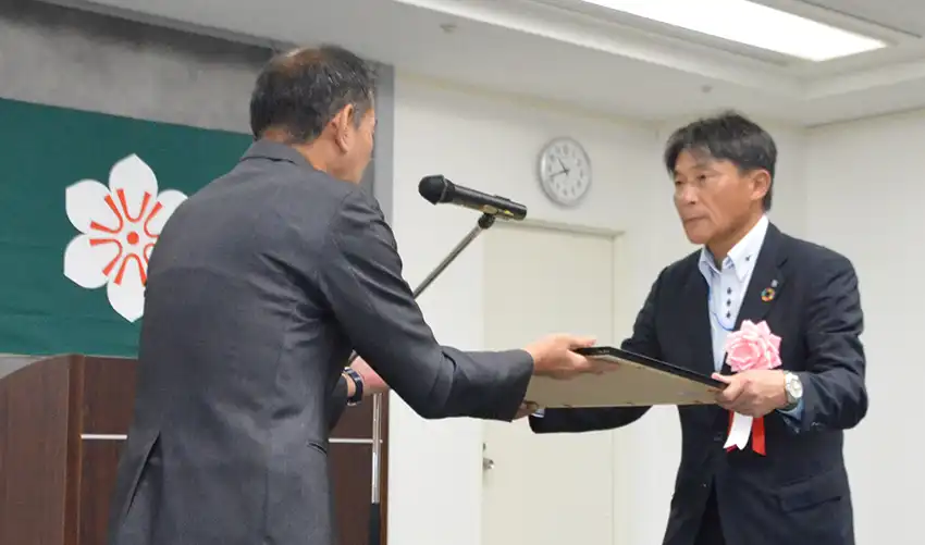 種村部長（左）から坂田理事長に感謝状が贈呈された（7月28日、佐賀県庁）