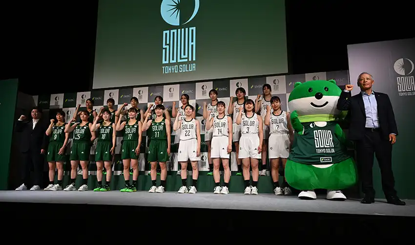 新ユニホームを披露する選手ら（7月17日、TODA　HALL　HALL　A）