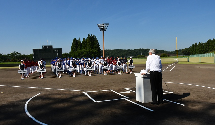 開会式で挨拶する樋口郁雄・東北地区信用金庫協会会長(福島信用金庫理事長)(7月26日、福島県白河市)