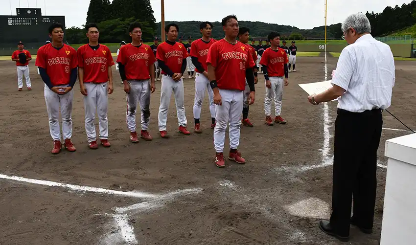 樋口会長から表彰を受ける東奥信金野球部(7月27日、福島県白河市)