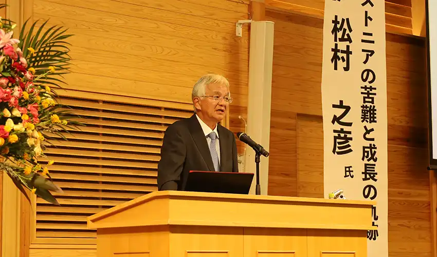 エストニアの取り組みについて説明した松村氏（7月23日、倉敷アイビースクエア）