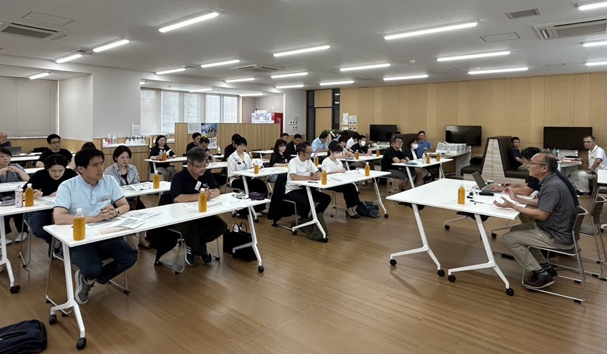 熱心に聞き入る受講者ら(7月26日、山形銀旅篭町ビル食堂、山形銀提供)