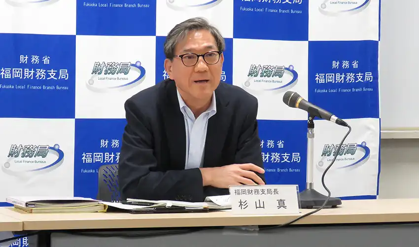 管内の経済情勢を報告する杉山支局長(7月28日、福岡合同庁舎)