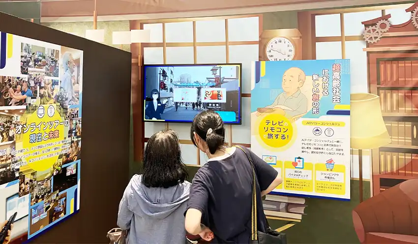 高齢者向けオンラインツアーを見る来場者(7月22日、大阪市)