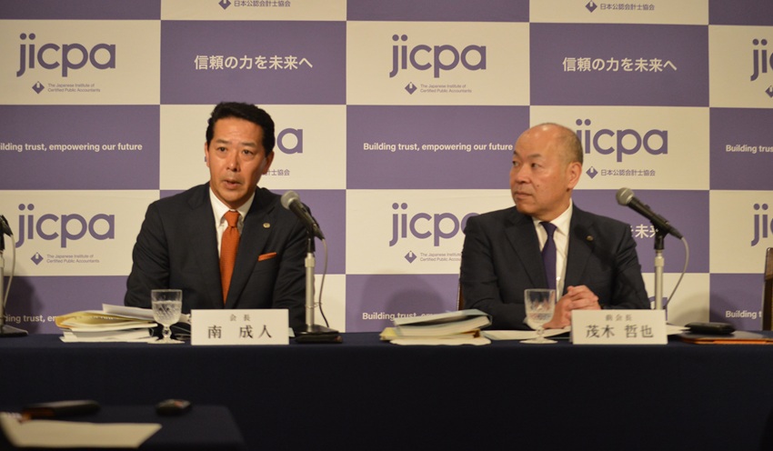 就任会見で抱負を語る南会長（左）と茂木前会長（7月23日、東京都内）