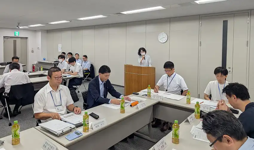 再チャレンジ支援について説明する栗村統括責任者補佐（7月18日、静岡県信保協）
