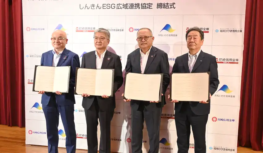 協定を締結した（左から）堤理事長、高柳理事長、作田理事長、井倉理事長（7月15日、神戸大学）