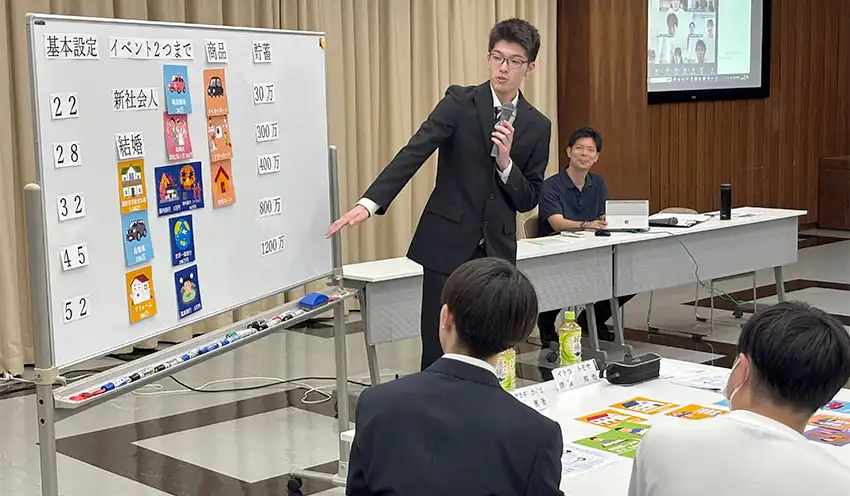 生活設計の検討結果を発表する学生(7月25日、大東銀本店)