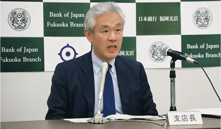 日米関税交渉進展の影響などを説明する佐久田支店長(7月24日、日銀福岡支店)