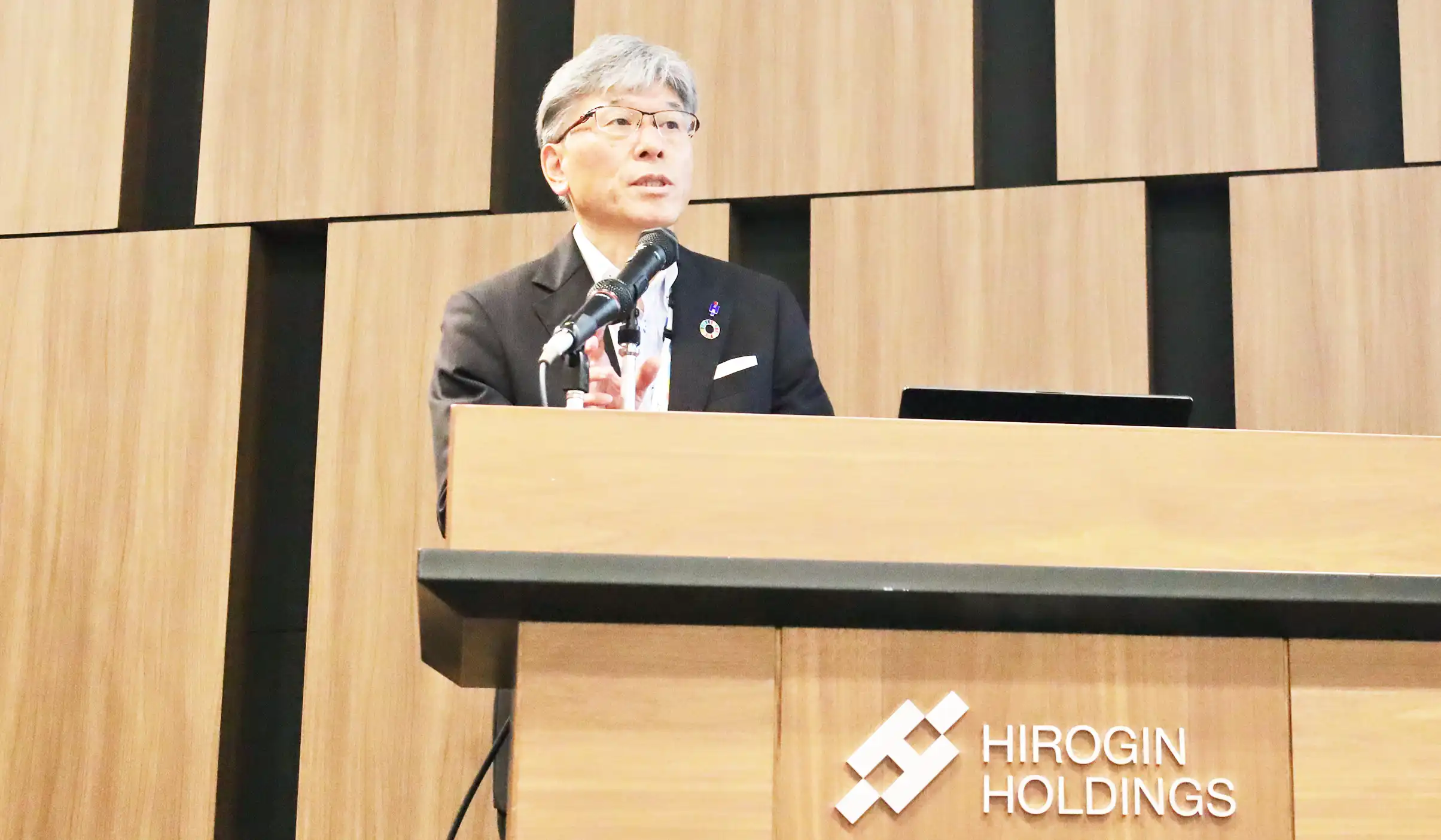 清宗頭取は、勉強会でALMの歴史を振り返りながら「ALM・スプレッドバンキングの考え方を理解してほしい」と話した（7月1日、ひろぎんホールディングス本社）