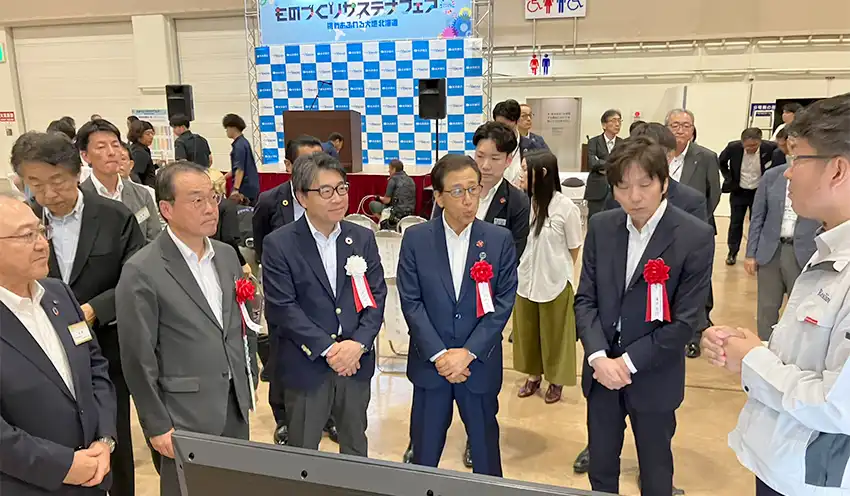 出展企業の展示を視察する津山頭取(手前左から3人目、7月23日、アクセスサッポロ)