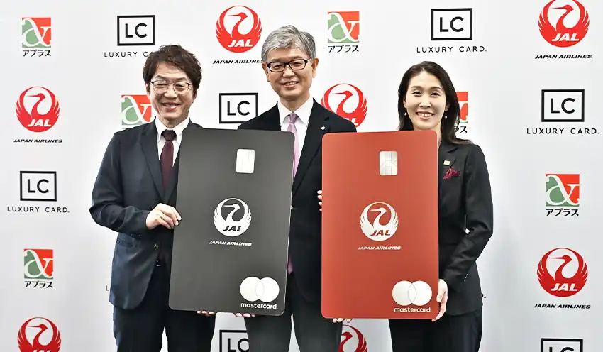 メディア向け説明会に登場した(左から)アプラスの嶋田貴之社長、日本航空の大森康史執行役員兼マイレージ・ライフスタイル事業本部長、 Black Card Iの菊地望代表取締役CEO(7月25日、JALスカイミュージアムラウンジ)