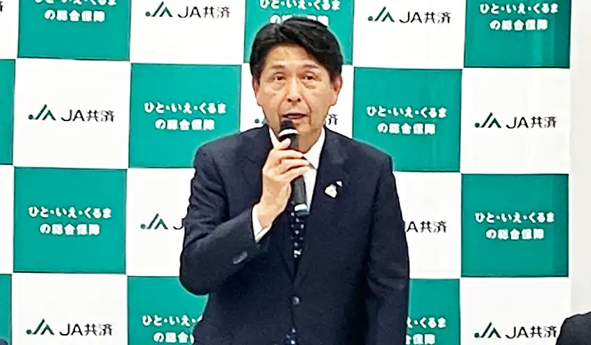 決算を発表する村山理事長（７月30日、都内）