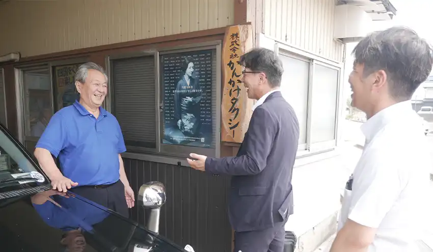 上原社長（左）を訪ねる藤田支店長（中央）と眞鍋俊介副支店長（７月４日、香川県小豆島町）