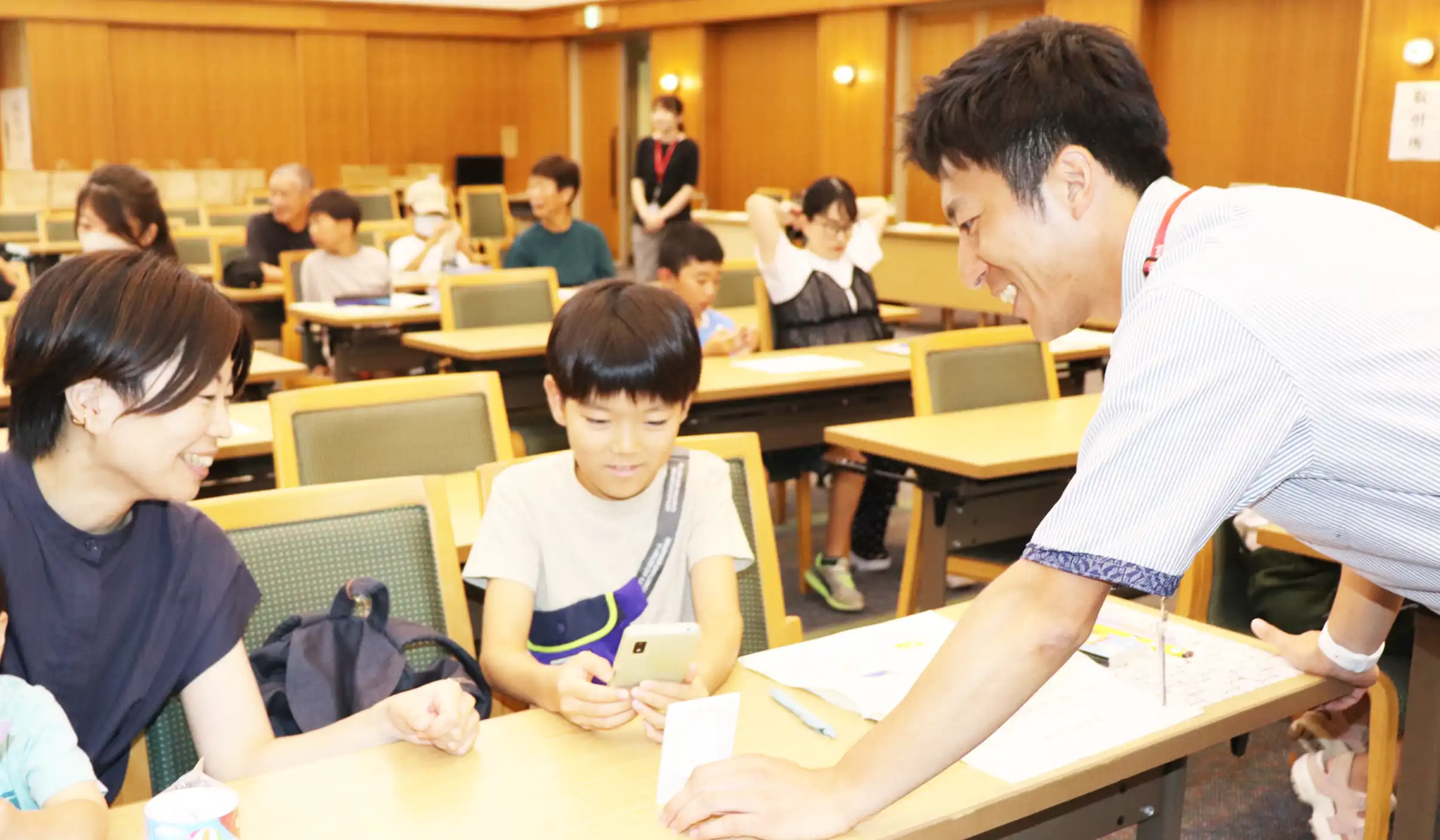 キャッシュレスアプリ「Payどん」を体験する参加者(7月23日、かぎん会館With)