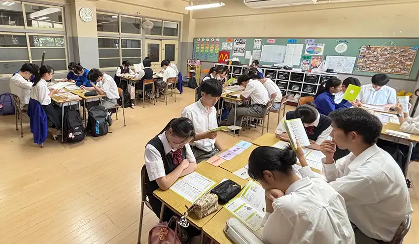 生徒たちに好評だったゲームを使った授業（7月16日、京滋信組提供）