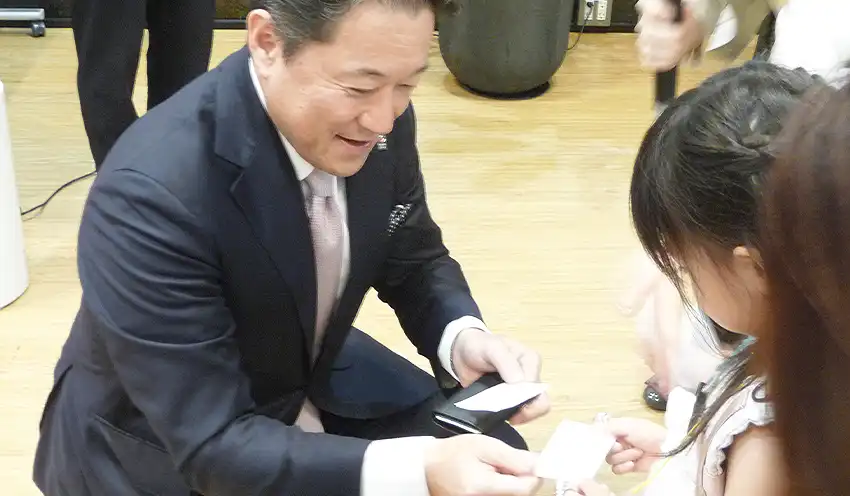 社員の子どもと名刺交換する損保ジャパンの石川社長