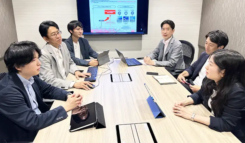 投資戦略を話し合う小島エグゼクティブファンドマネージャー（左から２人目）とメンバー（７月１５日、三菱ＵＦＪＡＭ提供）
