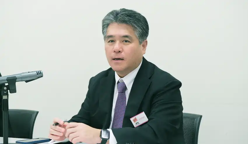 決算の説明をする三菱UFJ証券ホールディングスの本城史朗取締役常務執行役員（7月30日、東証）