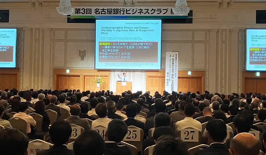 適度な運動と睡眠の重要性を説明した(7月24日、名古屋市)