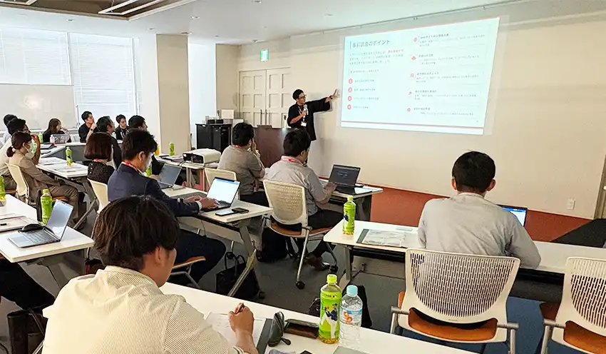 訪問前の事前準備のポイントを学ぶ参加者(7月25日、宗麟館)