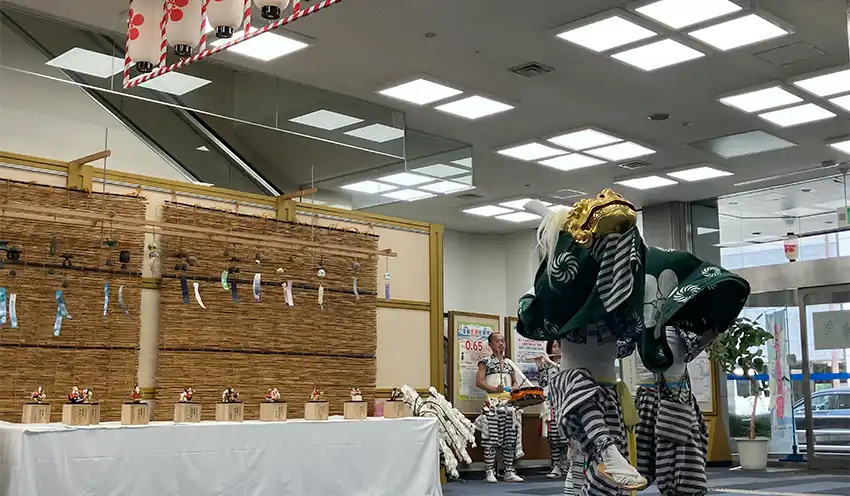 ロビーで披露された獅子舞(7月24日、本店営業部)