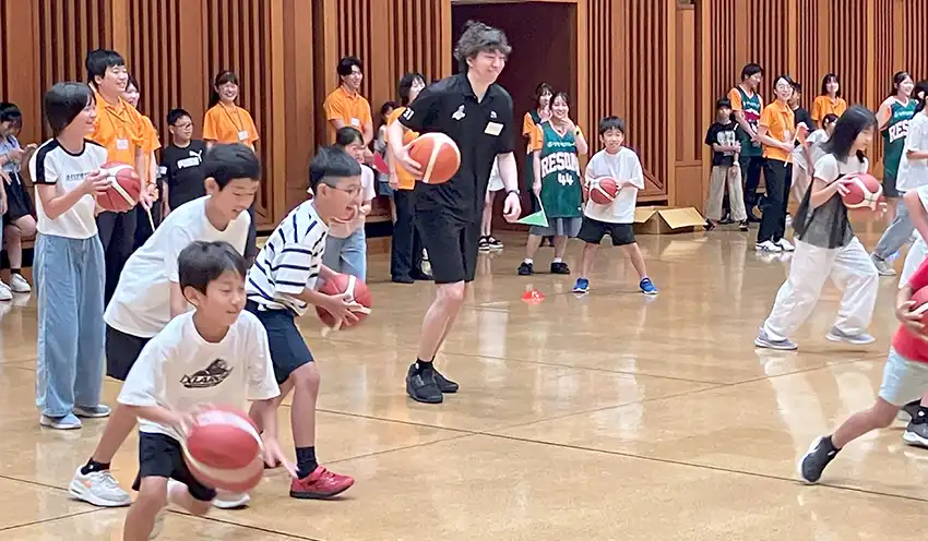 B.LEAGUEの選手と一緒にゲームを楽しんだ子供たち(7月30日、りそなグループ大阪本社)